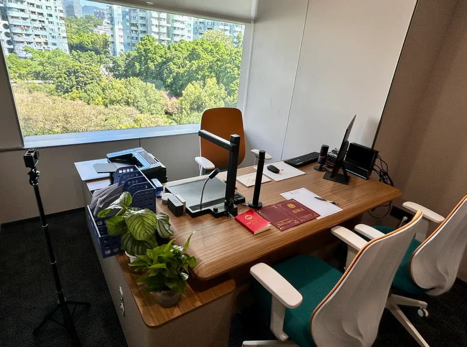 遗嘱制作室实景，桌面设备与双方座椅